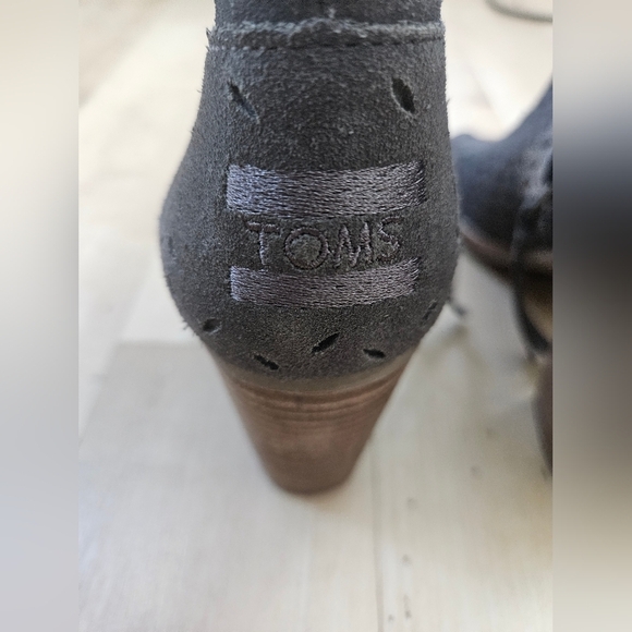 TOMS Majorica Perforated Suede Open Toe Booties Block Heel Womens 7 - Picture 3 of 7